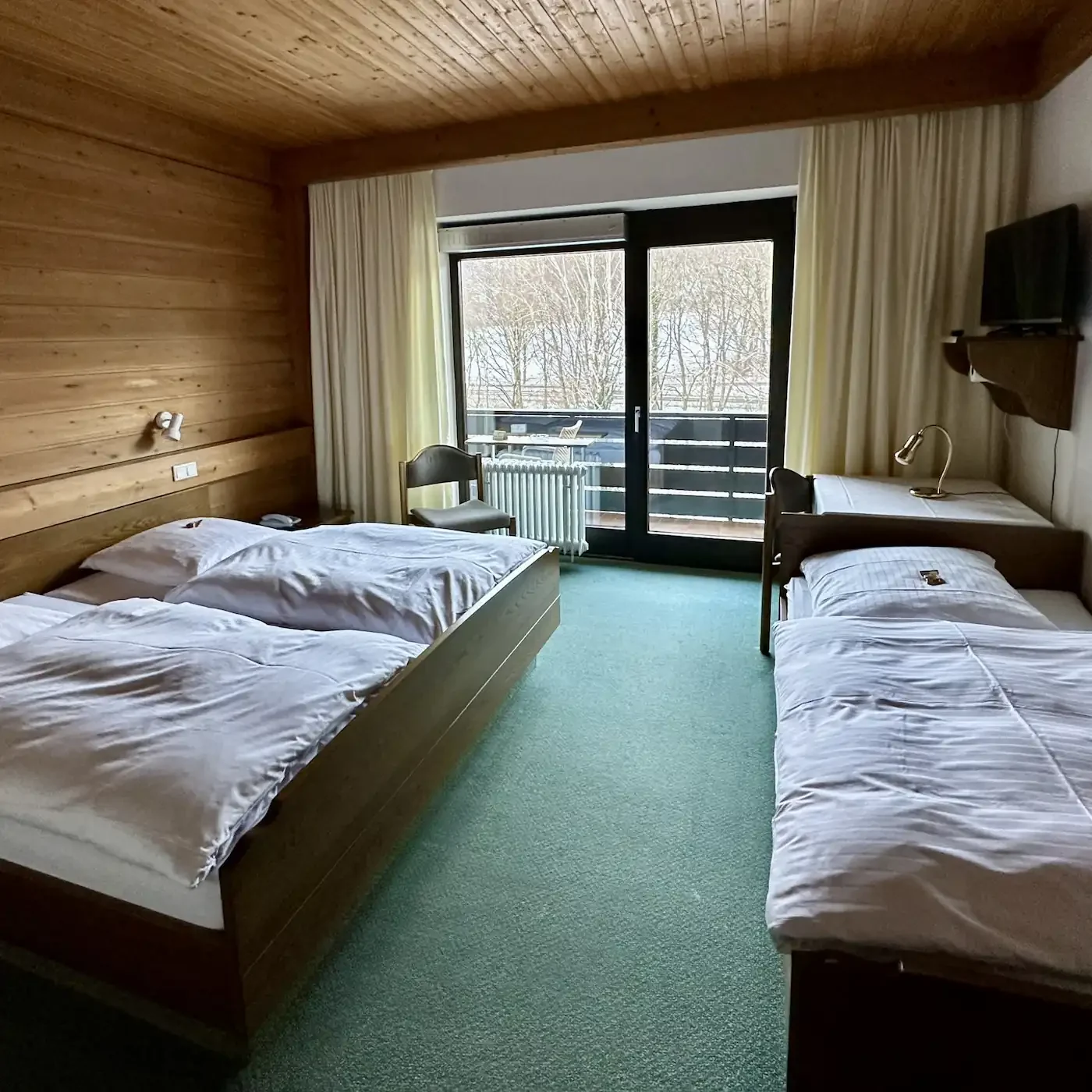 Geräumiges Dreibettzimmer für Familien – Hotel Krieger Familienfreundliches Dreibettzimmer im Hotel-Gasthof Krieger bei Regensburg, ideal für Eltern mit Kind oder kleine Reisegruppen, hell und mo