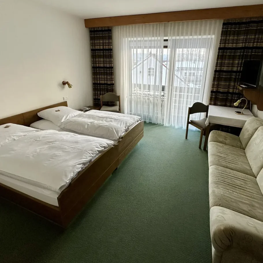 Gemütliches Doppelzimmer im Hotel-Gasthof Krieger in Mariaort, modern ausgestattet mit Doppelbett und Sitzecke für einen entspannten Aufenth