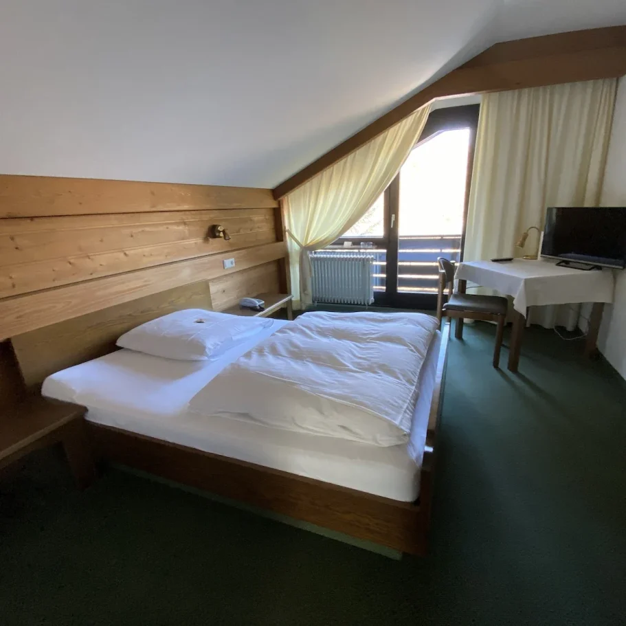 Funktionales und günstiges Einzelzimmer im Hotel-Gasthof Krieger bei Regensburg mit Etagen-Dusche, ideal für preisbewusste Gäste, Radfahrer 