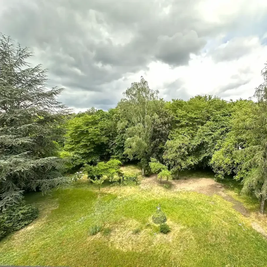 Hotel-Garten im Grünen mit viel Natur