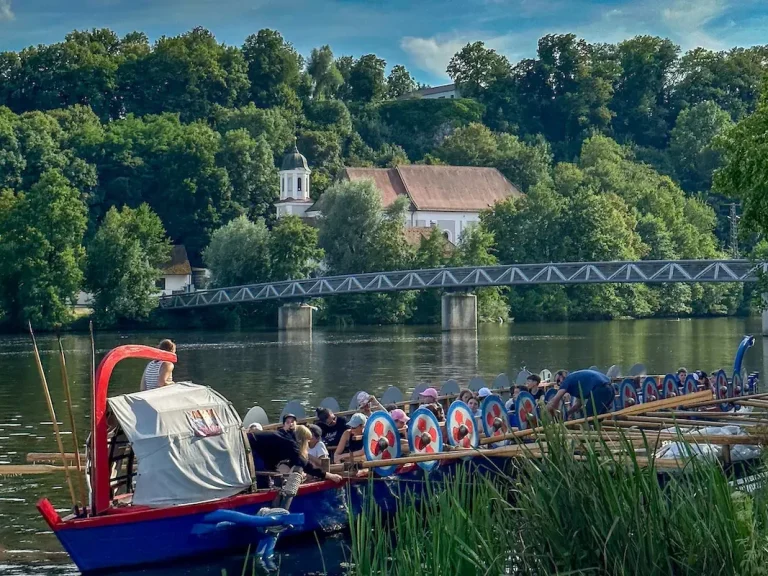 Die historische Römergaleere auf der Naab vor der berühmten Wallfahrtskirche Mariaort, nur wenige Schritte vom Hotel Krieger entfernt.