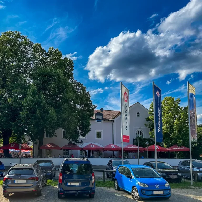 Der Donau-Erlebnis-Gasthof Krieger in Mariaort mit großem Biergarten – bayerische Wirtshauskultur direkt an der Naab-Donau-Mündung bei Regen