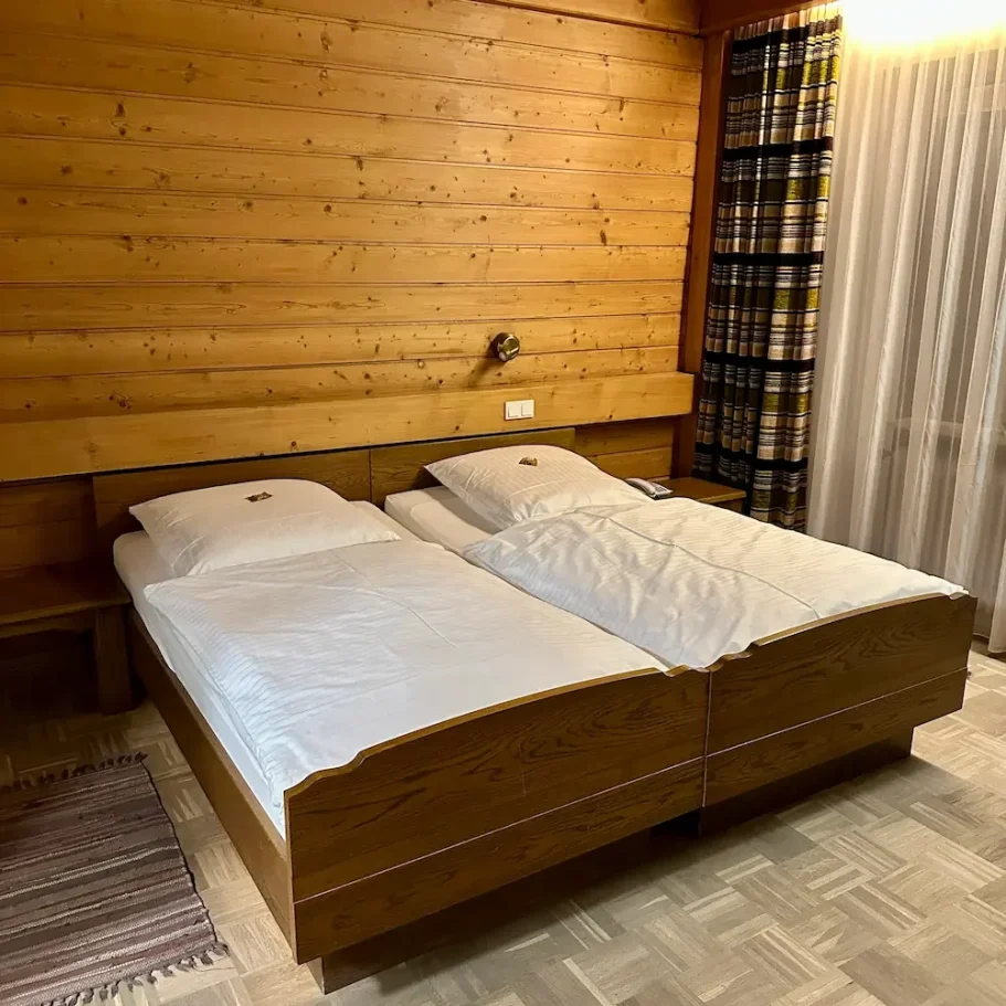 Budget-Doppelzimmer im Hotel-Gasthof Krieger bei Regensburg mit Etagendusche; eine saubere und preiswerte Übernachtungsmöglichkeit für zwei 