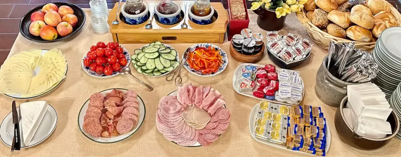 Reichhaltiges All-you-can-eat Frühstücksbuffet im Hotel Krieger Mariaort bei Regensburg mit frischen Semmeln, Brezen, Kornspitz, Vollkorn.