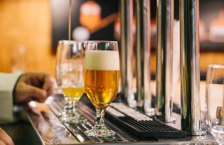 Bayerische Braukunst im Gasthof Krieger: Jacob, Weltenburger & Bischofshof Drei bayerische Biere in Gläsern auf einem Holztisch im Biergarten, Auswahl regionaler Brauereien aus Regensburg, Weltenburg und Bodenwöhr.