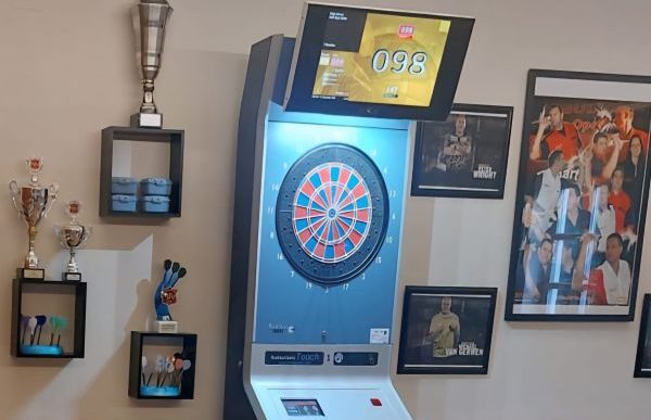 Geselliger Dart-Abend im Gasthof Krieger – Kostenfreier Freizeitspaß Dartscheibe in einer gemütlichen Ecke des Gasthofs in Mariaort, perfekt für Gäste des Hotels zur Abendunterhaltung.