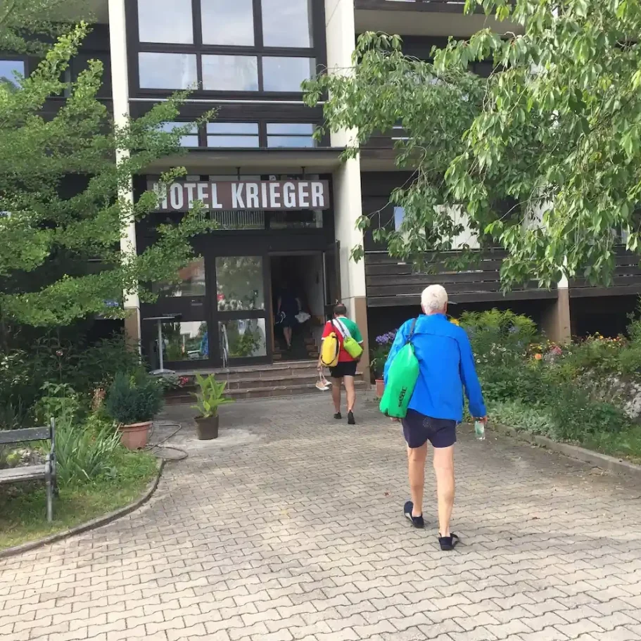 Radfahrer vor dem Eingang des Hotel Krieger in Mariaort – Ihr fahrradfreundliches Hotel am Radweg bei Regensburg.