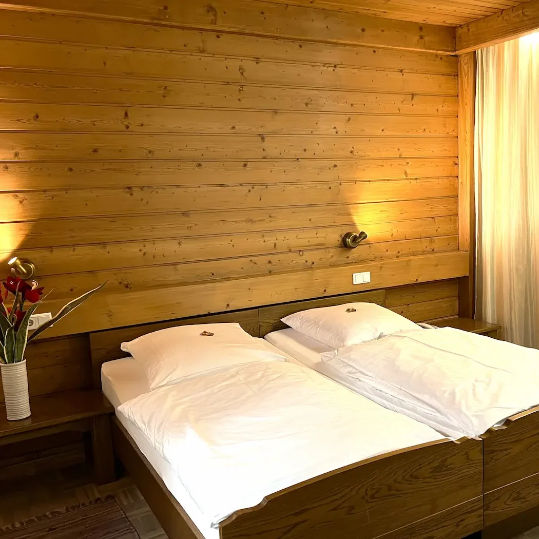 Traditionelles Dreibettzimmer im bayerischen Familienhotel Krieger in Mariaort bei Regensburg, ideal für Familienurlaub an der Naab/Donau.
