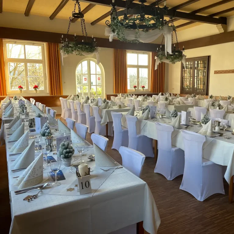 Festlicher Hochzeitssaal im Hotel Krieger Mariaort – die ideale Hochzeitslocation bei Regensburg mit Übernachtungsmöglichkeiten für die Gäst