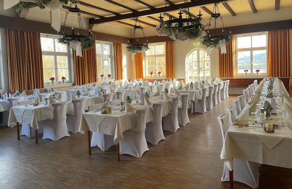 Feiern & Schlafen in Mariaort: Die perfekte Kombination für Ihr Event Festlich gedeckter Tisch in einem Veranstaltungsraum des Gasthofs Krieger, ideal für Hochzeiten und Familienfeiern mit Übernachtung im Hotel