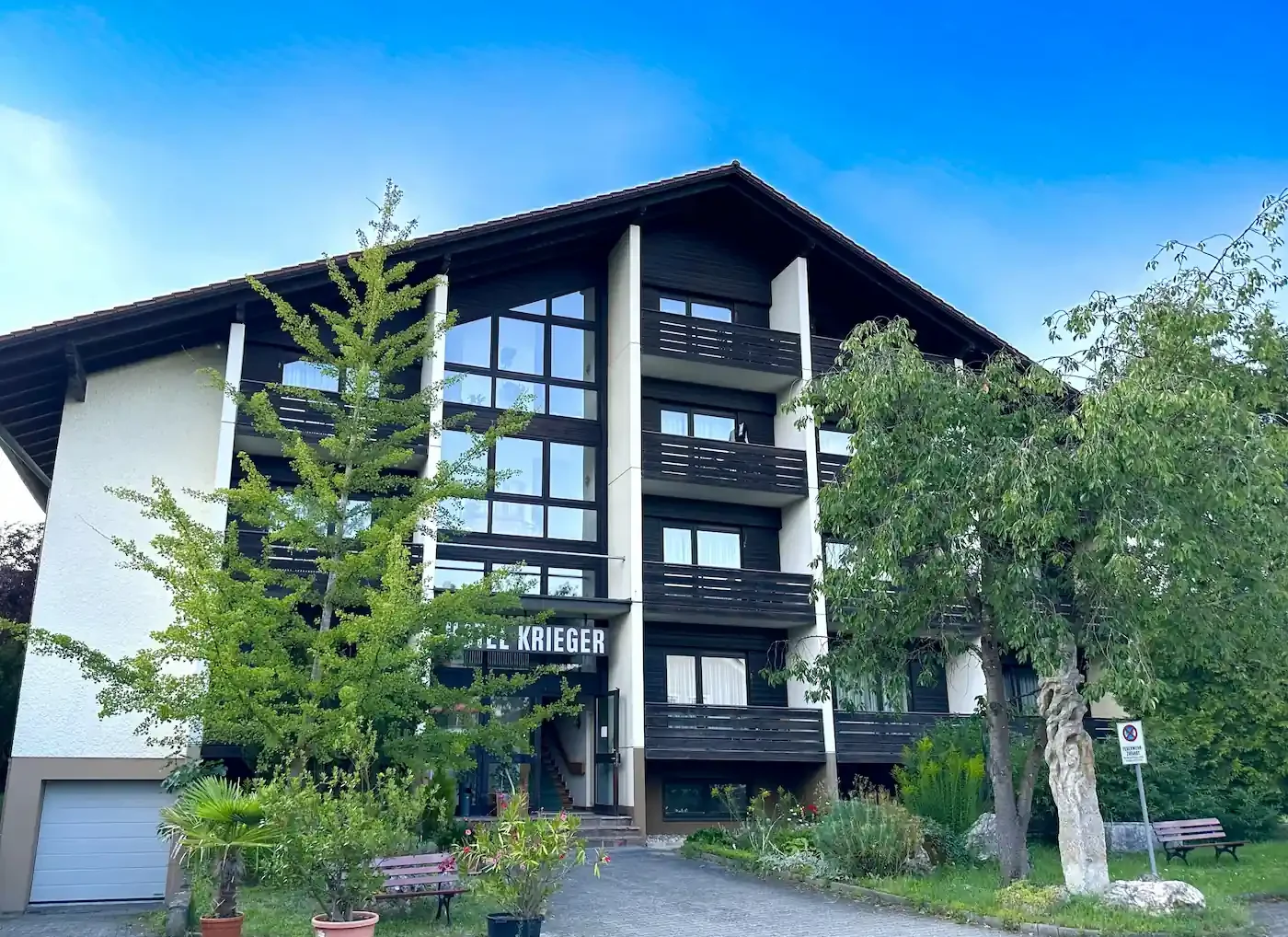 Hotel Krieger in Mariaort bei Regensburg, verkehrsgünstig gelegen nahe der Autobahnen A3 und A93 an der Naabmündung.